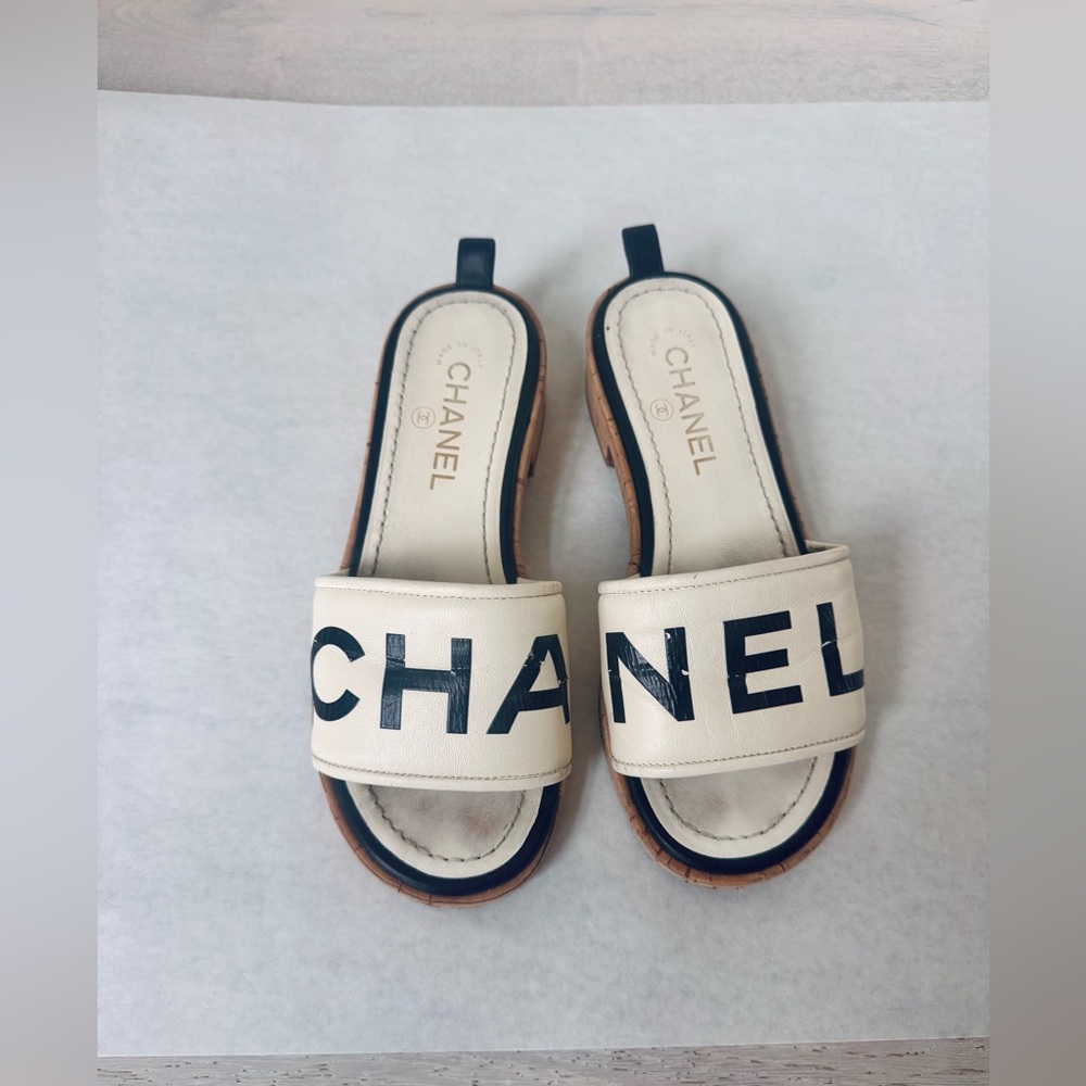 CHANEL White and Black Logo Cork Slide Sandals. size 37 - Picture 4 of 6